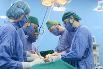 Đau bụng quanh rốn chủ quan khiến viêm phúc mạc do vỡ ung thư nhầy ruột thừa