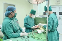 Trẻ 4 tuổi văng khỏi xe máy xuống nền đất, vỡ gan, lách đe dọa tính mạng