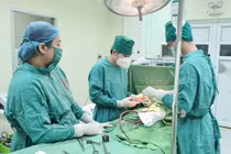 Trẻ 4 tuổi văng khỏi xe máy xuống nền đất, vỡ gan, lách đe dọa tính mạng