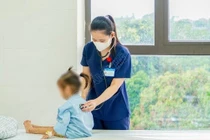 Trẻ 3,5 tuổi uống dầu thắp đèn thờ tưởng nhầm nước ngọt