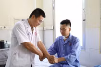 Chân tê bì sau tai nạn, nam thanh niên không ngờ dập tủy cột sống cổ