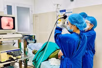 Ho, đau ngực người phụ nữ không ngờ hạt hồng xiêm mắc sâu ở thùy phổi