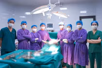 Không điều trị, người phụ nữ Campuchia để u xơ tử cung nặng 4 kg dính ruột