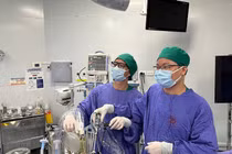 Lấy khối ung thư tuyến giáp qua đường miệng cho bệnh nhân 42 tuổi