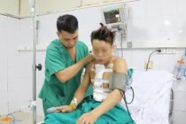 Báo động đỏ giữa đêm mổ cấp cứu bệnh nhân vết thương thấu tim nguy kịch