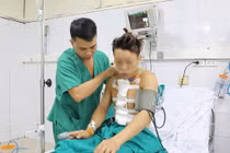 Báo động đỏ giữa đêm mổ cấp cứu bệnh nhân vết thương thấu tim nguy kịch