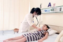 Bé gái 5 tuổi nuốt pin cúc áo vào dạ dày