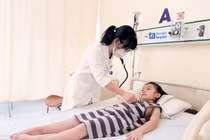 Bé gái 5 tuổi nuốt pin cúc áo vào dạ dày