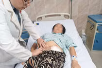 Đại tiện ra máu tưởng do trĩ không ngờ ung thư đại tràng