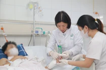 Vi phẫu nối lại bàn tay bị chém đứt rời cho thanh niên 19 tuổi