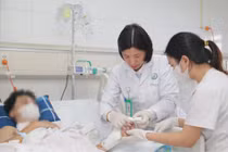 Vi phẫu nối lại bàn tay bị chém đứt rời cho thanh niên 19 tuổi