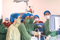 Cứu thai nhi thiếu máu do chung bánh rau với một thai không tim