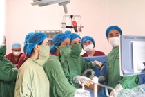 Cứu thai nhi thiếu máu do chung bánh rau với một thai không tim