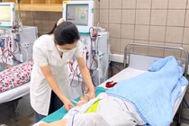 Bác sĩ chỉ cách tắm an toàn khi đặt ống thông lọc máu