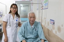 Đau xương sườn và khung chậu không ngờ ung thư máu ác tính