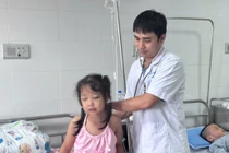 Chơi đùa ngày hè, trẻ 7 tuổi ngã tràn máu ổ bụng, dập thận