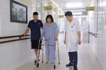 Nỗ lực cứu sống cô gái 31 tuổi sốc đa chấn thương do nhảy cầu