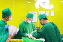 Suýt mất chân vì mụn nhỏ bôi dầu cao