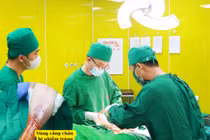 Suýt mất chân vì mụn nhỏ bôi dầu cao