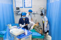 Máy bóc gỗ lóc luôn cả da cánh tay người làm