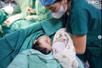 Mổ lấy thai kết hợp bóc u nang buồng trứng 3 kg to hơn thai nhi cho sản phụ