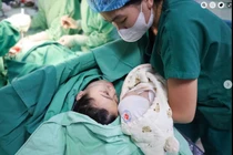 Mổ lấy thai kết hợp bóc u nang buồng trứng 3 kg to hơn thai nhi cho sản phụ