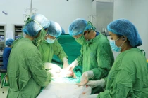 Căng thẳng ca lấy thai đặc biệt cho sản phụ mắc ung thư vòm họng giai đoạn 3