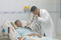 Khám sức khỏe định kỳ, người đàn ông phát hiện kén khí phổi khổng lồ