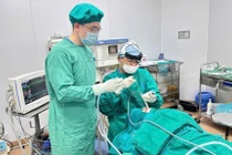 Ăn cháo lươn trẻ 1 tuổi bị dây kim loại cắm sâu vào đáy lưỡi