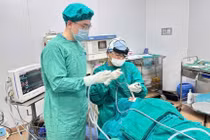 Ăn cháo lươn trẻ 1 tuổi bị dây kim loại cắm sâu vào đáy lưỡi