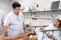Thanh xà beng dài 1,5m xuyên đùi, người đàn ông sốc chấn thương nguy kịch