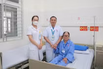 Đau bụng, cụ bà 70 tuổi phát hiện u buồng trứng lớn