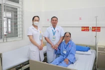 Đau bụng, cụ bà 70 tuổi phát hiện u buồng trứng lớn