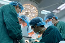 Sơ suất trước chiếc máy dập tôn, người bệnh đứt gần rời 4 ngón tay