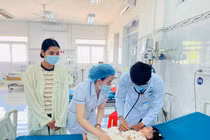 Trẻ 8 tháng tuổi tím tái, suy hô hấp vì hạt hướng dương