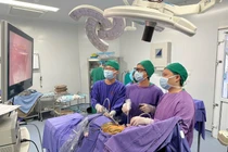 Khỏe mạnh, thỉnh thoảng đau ngực không ngờ u phổi đông đặc ác tính