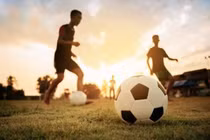 Va chạm khi đá bóng, thanh niên phải mổ tinh hoàn cấp cứu