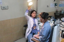 Đau tai kéo dài, cô gái 21 tuổi bị polyp ăn vào xương