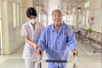 Thay khớp háng cho cụ bà 90 tuổi gãy kín cổ xương đùi