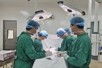 Giành lại sự sống cho người đàn ông bị xe tải cán ngang bụng