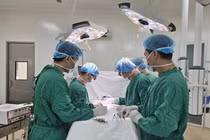 Giành lại sự sống cho người đàn ông bị xe tải cán ngang bụng