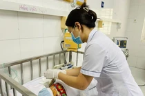 Uống mật ong, cứa dao lam "giải bệnh”, trẻ sơ sinh nguy kịch