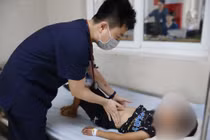 Trẻ 7 tuổi chọc tổ ong vò vẽ bị đốt 10 nốt tổn thương gan thận