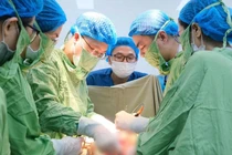 Cấp cứu sản phụ sinh con lần 5, biến chứng rau cài răng lược