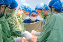 Cấp cứu sản phụ sinh con lần 5, biến chứng rau cài răng lược