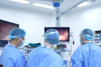 Đau bụng dữ dội lúc nửa đêm, bà cụ 77 tuổi nguy kịch vì thoát vị cực hiếm