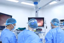 Đau bụng dữ dội lúc nửa đêm, bà cụ 77 tuổi nguy kịch vì thoát vị cực hiếm