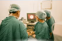 Đau đầu, sưng mắt không ngờ viêm xoang do nấm xâm lấn ổ mắt