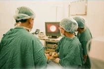 Đau đầu, sưng mắt không ngờ viêm xoang do nấm xâm lấn ổ mắt