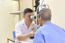 Phù biểu mô giác mạc, thậm chí mù lòa vì tự pha nước muối nhỏ mắt